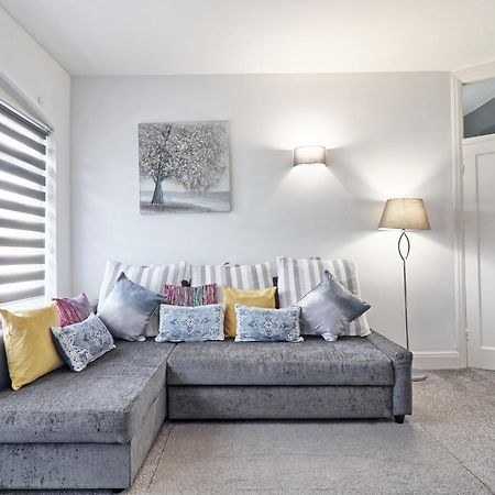 Luxury 3-Bed Apartment Near To London With Parking Hornchurch Exterior foto