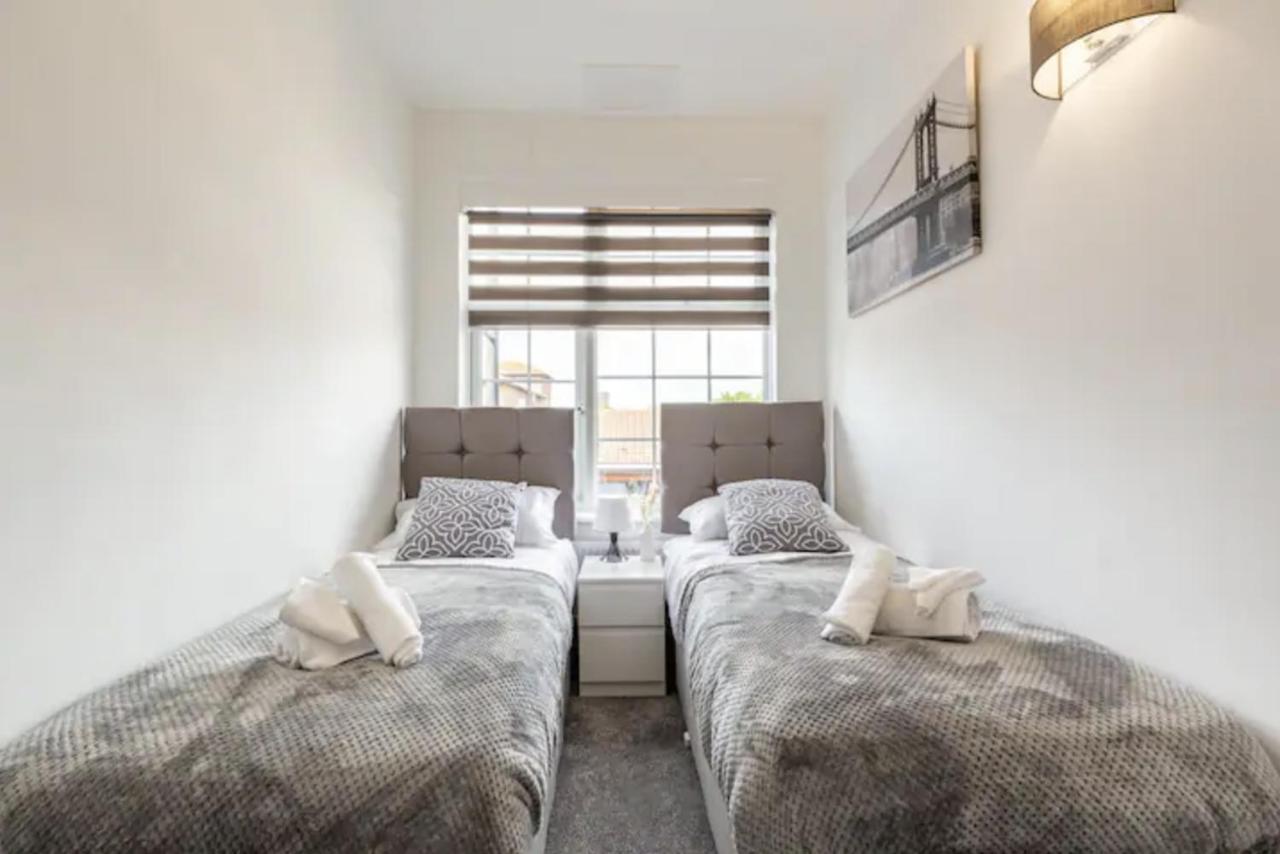 Luxury 3-Bed Apartment Near To London With Parking Hornchurch Exterior foto