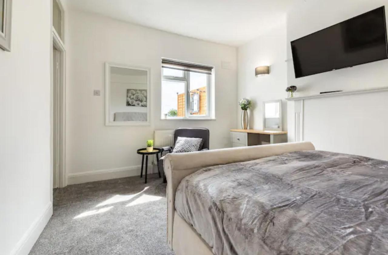 Luxury 3-Bed Apartment Near To London With Parking Hornchurch Exterior foto