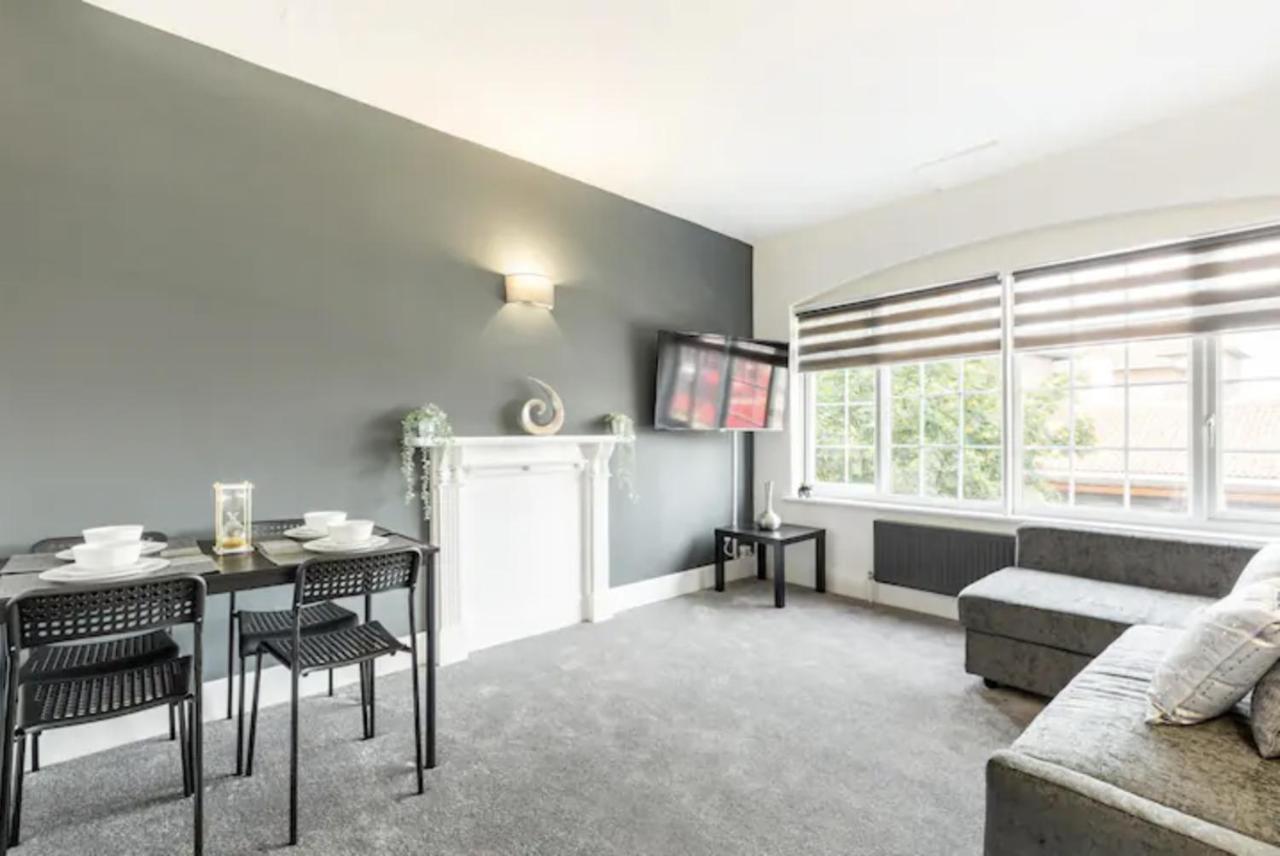 Luxury 3-Bed Apartment Near To London With Parking Hornchurch Exterior foto