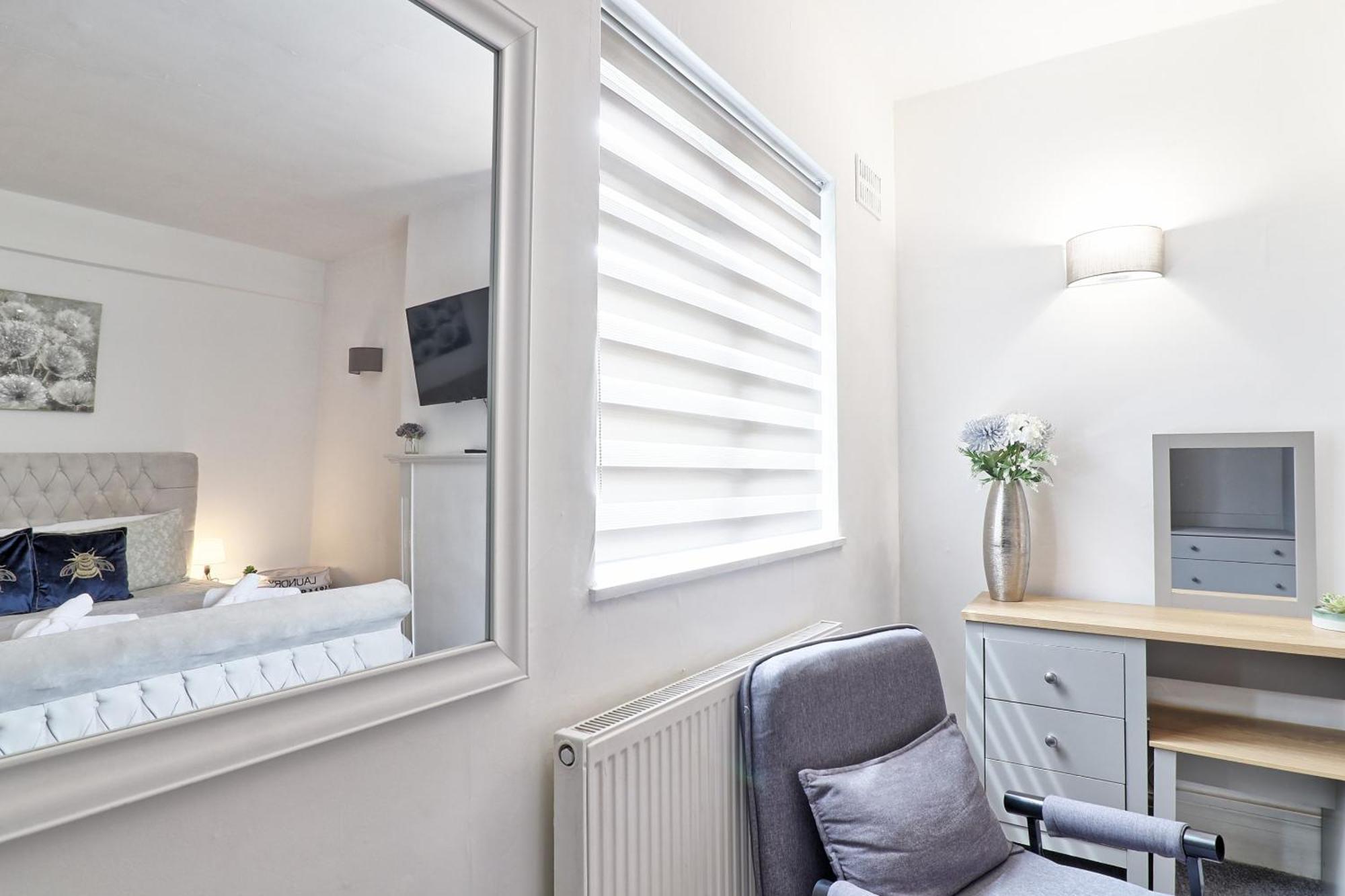 Luxury 3-Bed Apartment Near To London With Parking Hornchurch Exterior foto