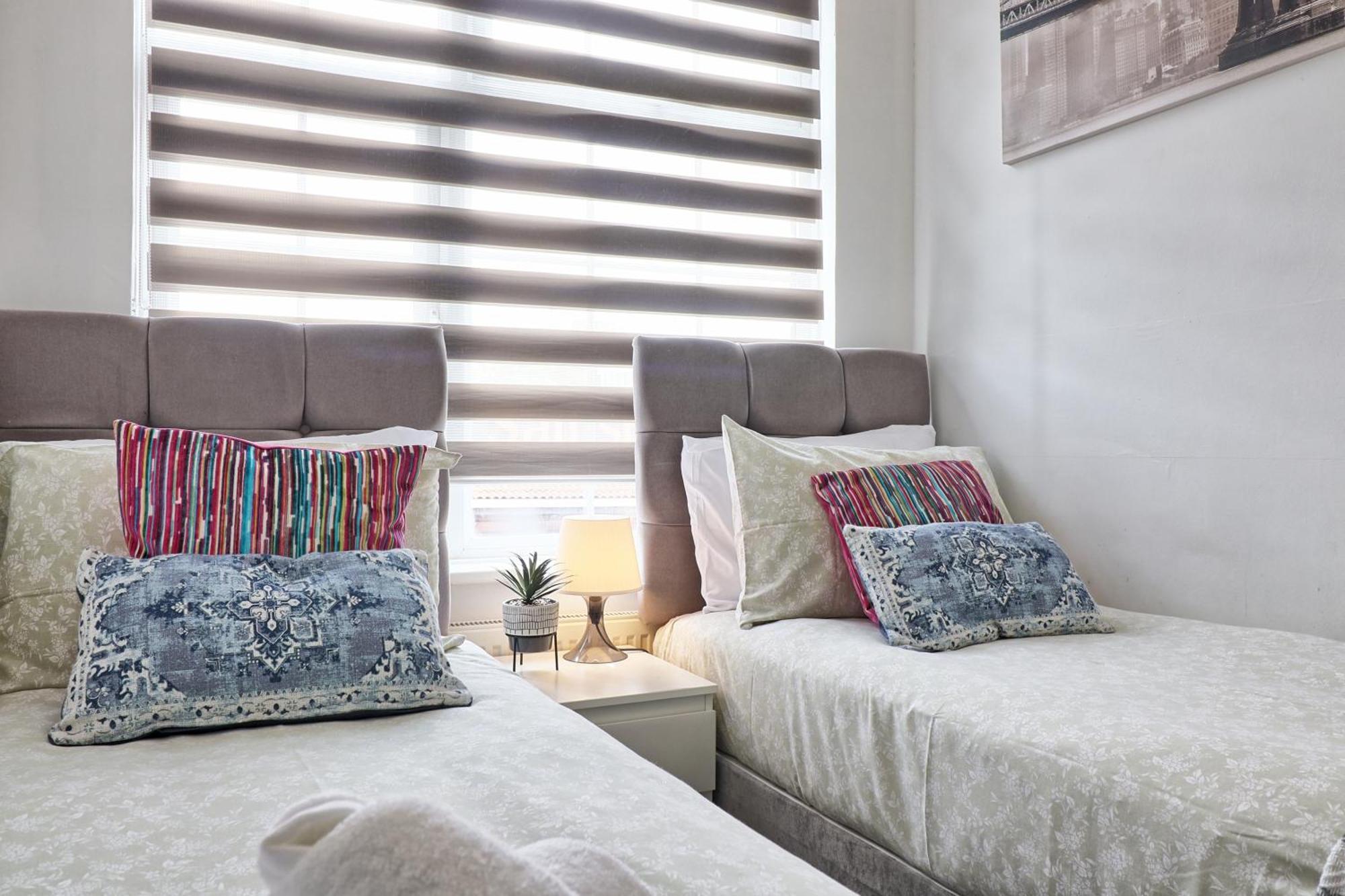 Luxury 3-Bed Apartment Near To London With Parking Hornchurch Exterior foto